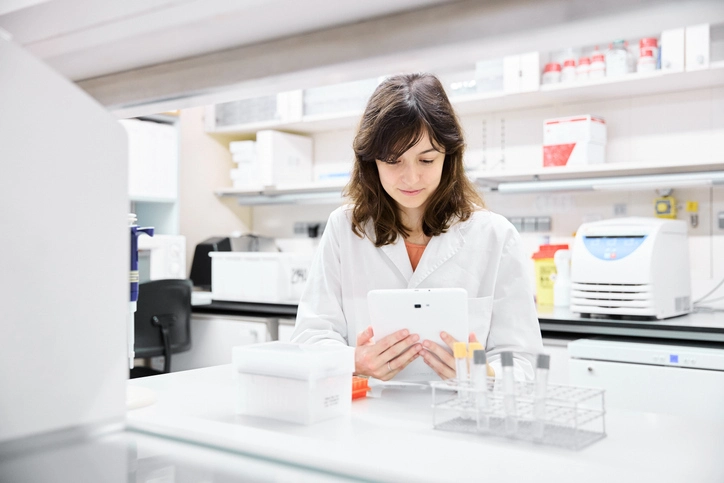 scientist using ELN in biotech lab