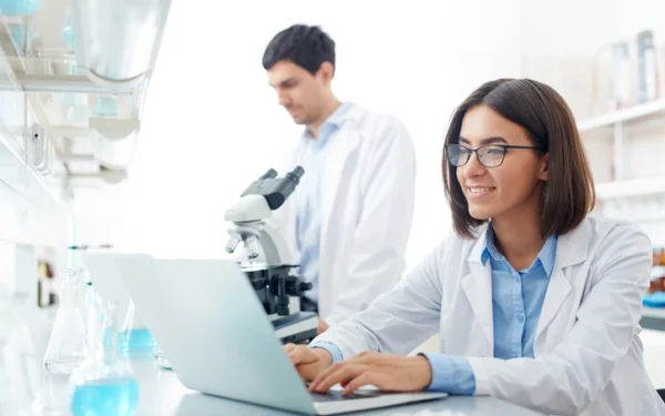 scientist using LIMS system